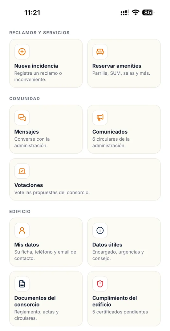 La misma pantalla más abajo: los accesos a Mis datos, Datos útiles (encargado, urgencias y consejo), Documentos del consorcio (reglamento, actas y circulares) y Cumplimiento del edificio, con 5 certificados pendientes.